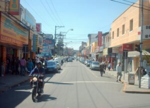 Movimento de consumidores na Rua Nove de Julho, no centro de Poá